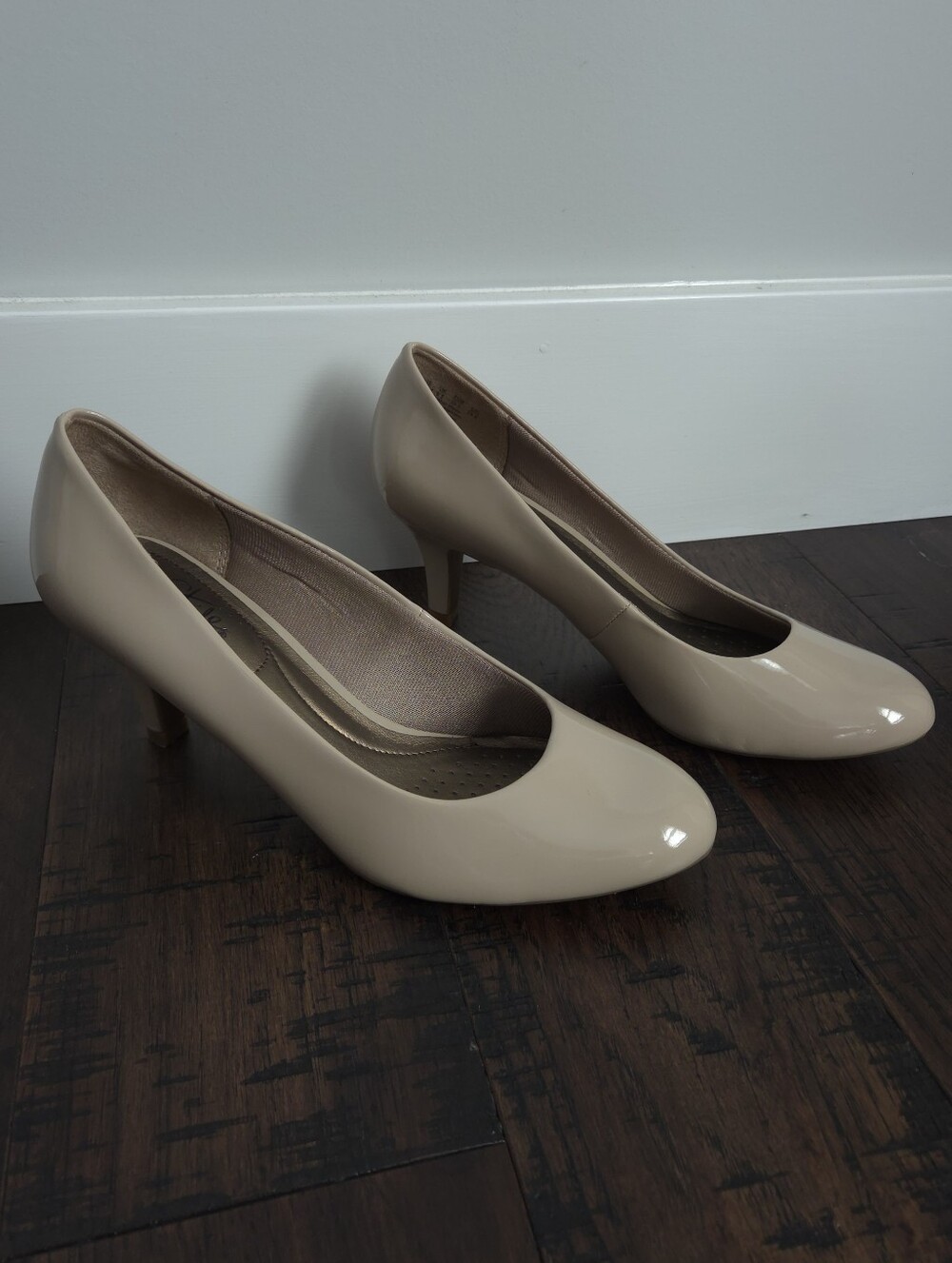 NWOT. Life Stride Nude Patent Mid-Heel Pumps. Size 8.5. #SW